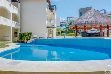 Pool, Gazebo, Parking, 2 Blocks To & 5th Ave *