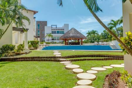 Pool, Gazebo, Parking, 2 Blocks To & 5th Ave